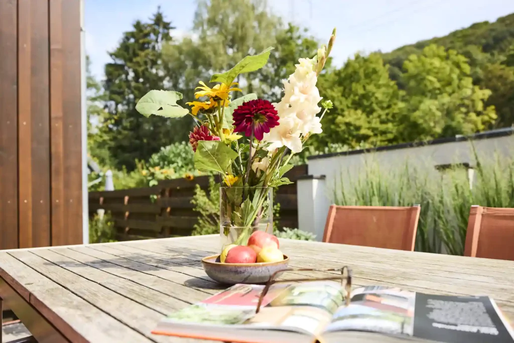 Terrassentisch des Haupthauses. foto: Lena Kirchner