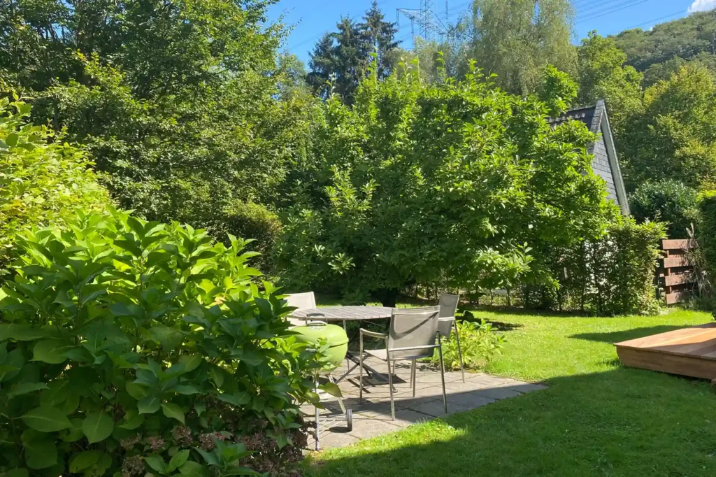 Garten und Terrasse des Steinhauses. Obenrüdener Kotten. foto: Lisa Demmer